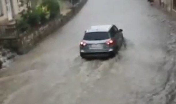Una tormenta anega varias calles en Barruelo de Santullán