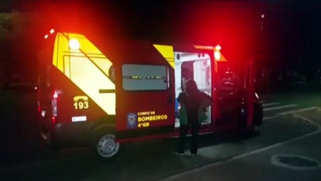 Mulher sofre queda em calçada e tem suspeita de fratura no braço