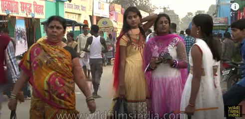Women of Bihar- Crowded streets of Sonepur during Mela