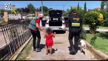 Un hombre abandona a una niña de 7 años en la carretera junto a un perro