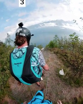 Ils sautent d’une falaise en Italie et réalisent une chute libre sur quelques mètres avant d’ouvrir leur parachute