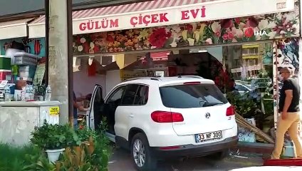 Otomobil çiçekçi dükkanına böyle daldı