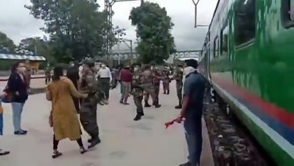 ट्रेन में चढ़ा आर्मी का जवान तो रोने लगा परिवार, रेल मंत्री ने शेयर किया भावुक कर देने वाला वीडियो