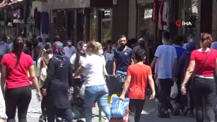 Gaziantepliler artan vaka sayısına ve bunaltıcı sıcağa rağmen sokakta