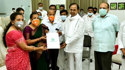 Colonel Santosh Babu భార్య సంతోషి ని Deputy Collector గా నియమించిన KCR || Oneindia Telugu