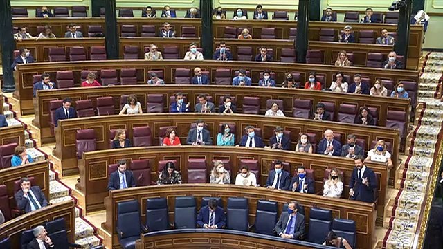 Pablo Casado critica el pasillo de aplausos a Pedro Sánchez para recibir otro pasillo de aplausos medio minuto después