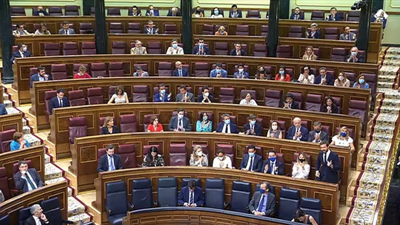 Pablo Casado critica el "pasillo de aplausos" a Pedro Sánchez para recibir otro "pasillo de aplausos" medio minuto después