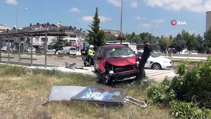 Otomobil otobüs durağına daldı: 2 yaralı