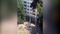 Dramático: arrojan a dos niños pequeños desde 12 metros para salvarlos de un incendio