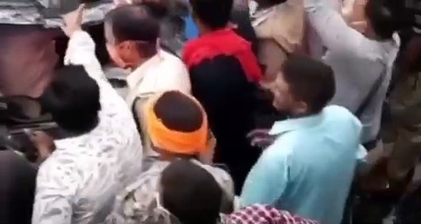 ग्वालियर-झाँसी हाईवे पर भीषण हादसा, ट्रक में जा घुसी कार, ट्रक उसी पर पलटा