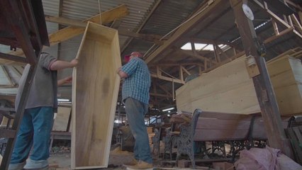Familia boliviana dedica su negocio a construir ataúdes para los más necesitados