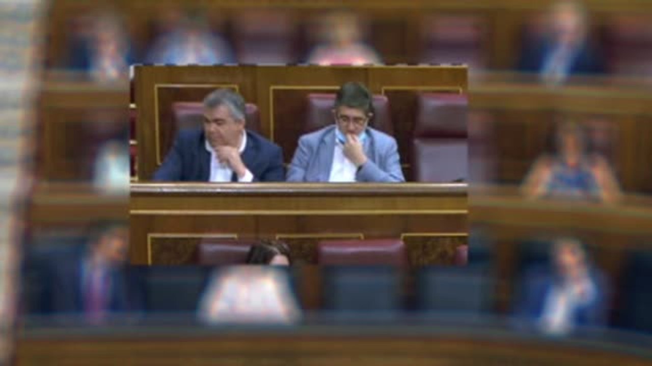 Diputados sin mascarilla y sin respetar la distancia social