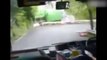 Ce chauffeur de bus roule à toute vitesse  sur une route de montagne... terrifiant