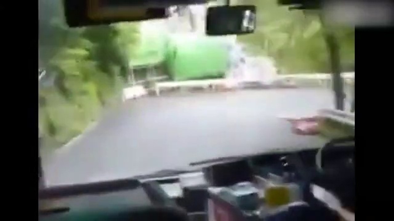 Ce chauffeur de bus roule à toute vitesse  sur une route de montagne... terrifiant