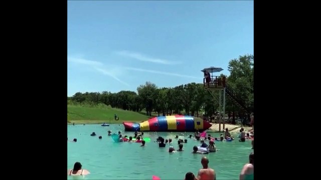 Cet enfant se souviendra de son saut en bouée... 30m de haut, ce n'était pas prévu