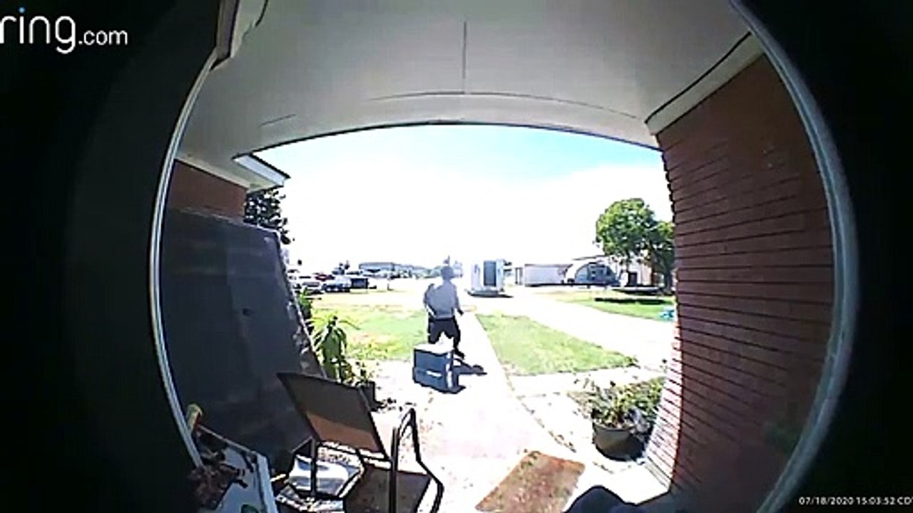 Ce livreur FedEx refuse d'aider un grand-père qui vient de chuter