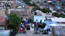 پخش موسیقی از پشت بام خانه‌ها در مکزیک همزمان با اجرای قرنطینه