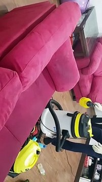 (Giặt ghế sofa tại nhà)- Bước 2 - Phun dung dịch nước giặt hữu cơ lên bề mặt ghế