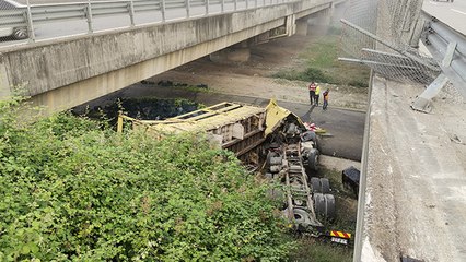 Biber yüklü tır TEM’de köprüden uçtu: 2 yaralı