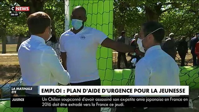 Regardez Emmanuel Macron qui a tombé la veste hier (mais gardé le masque et la cravate) pour jouer au foot avec des jeunes de banlieue