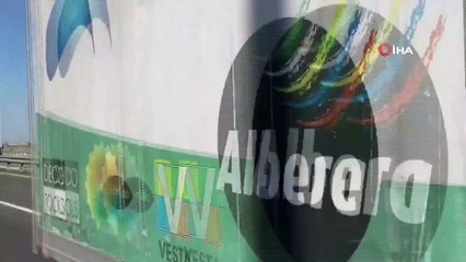 Karton yüklü tır yan yattı