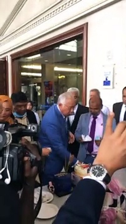 Najib celebrates 67th birthday at KL High Court