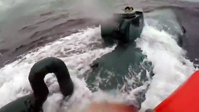 Des garde-côtes interceptent un sous-marin