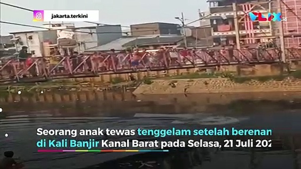 Detik-detik Bocah Kecil Terseret Arus Banjir Kanal Barat