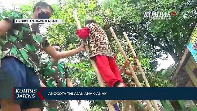 Anggota TNI Ajak Anak-Anak Lestarikan Permainan Tradisional