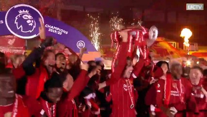 太感动了！利物浦捧起英超奖杯，30年的梦想终于实现！