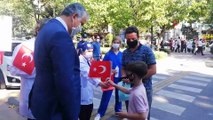 Kocaeli'de sağlık çalışanları farkındalık için sokakta maske dağıttı