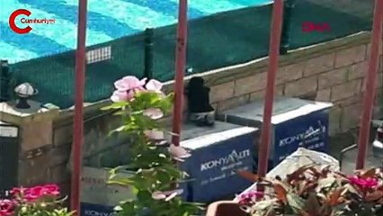 Havuzdaki çocukları izleyen kağıt toplayıcı çocuk, kardeşleriyle havuza götürüldü.