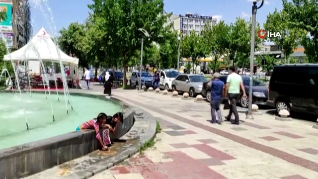 Sıcaktan bunalan çocuklar tehlikeye aldırış etmeden süs havuzunda serinliyor