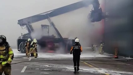 인천 항만서 컨테이너 나르던 지게차 화재...다친 사람 없어 / YTN