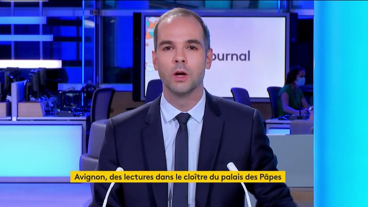 Avignon : lecture de pièces de théâtre dans le cloître du palais des Pâpes