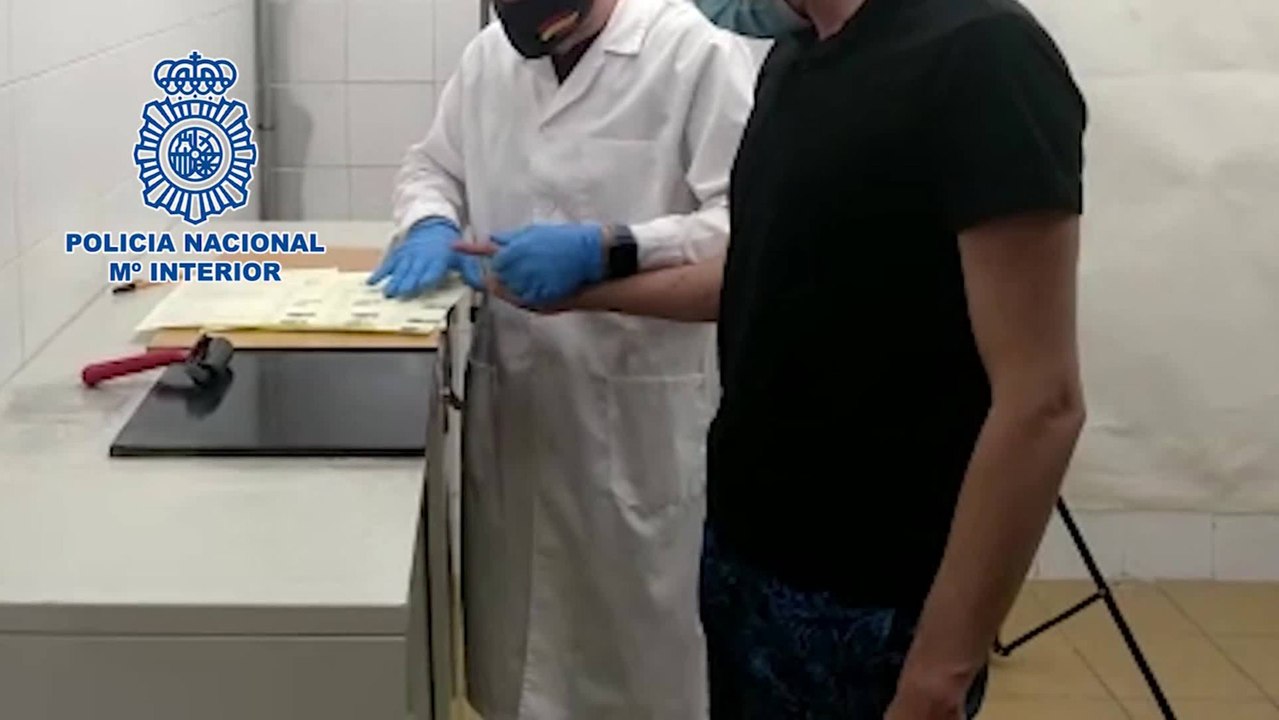 Detenidos dos grafiteros tras pintar tres vagon...