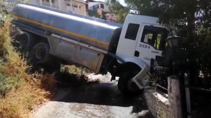 Kuşadası'nda kontrolden çıkan su tankeri yazlık siteye uçtu - AYDIN