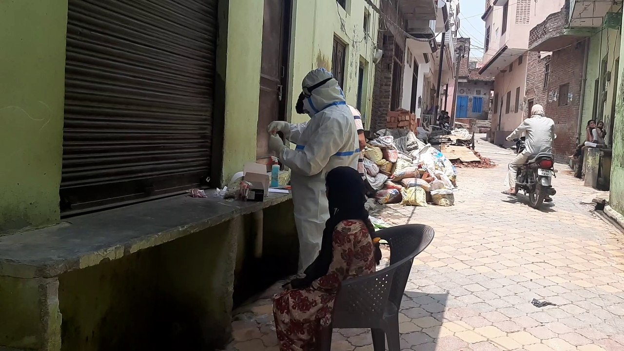 कांधला में स्वास्थ्य विभाग की टीम ने लिए 22 लोगों के कोरोना सैंपल