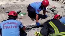Gaziantep’te inşaat halinde bina çöktü 2 işçi enkaz altından çıkarıldı