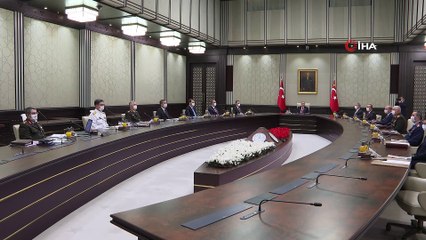 Tải video: Cumhurbaşkanı Recep Tayyip Erdoğan başkanlığında yapılan YAŞ toplantısı sona erdi. 45 dakika süren toplantının ardından alınan kararların açıklanması bekleniyor