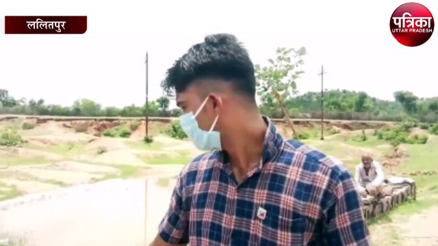 एम्बुलेंस चालक अस्पताल के बाहर खुले में फेक रहे इस्तेमाल की हुई पीपीई किट
