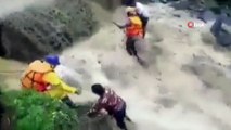 - Nepal'de taşan nehre aldırış etmeyen motosikletli, sel sularına kapıldı