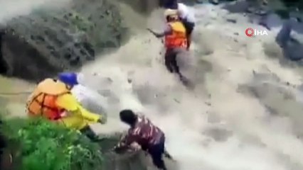 - Nepal'de taşan nehre aldırış etmeyen motosikletli, sel sularına kapıldı