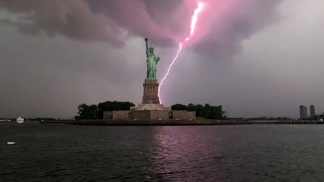 Impactante rayo cayó detrás de la Estatua de la Libertad y dejó un panorama impactante