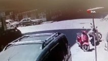 Motosiklet kazası saniye saniye kameraya yansıdı