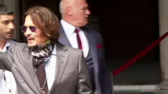 Cientos de fans arropan a Johnny Deep contra la celebración de un juicio en Londres por difamación