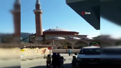 Caminin alemine takılan leyleği itfaiye ekipleri kurtardı