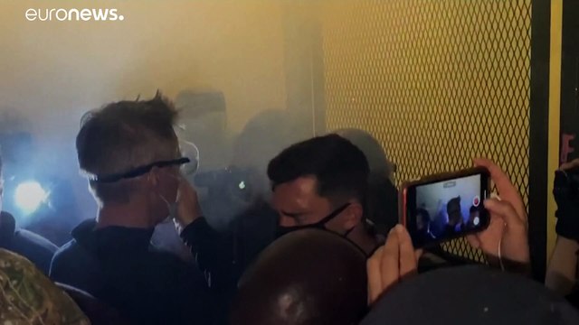 شهردار پورتلند در کنار معترضان ماند و گاز اشک‌آور خورد