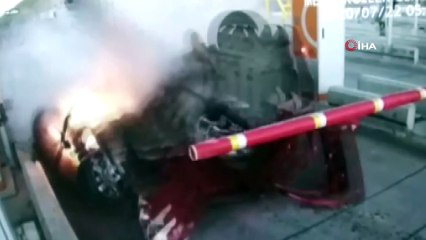 Otomobille gişelere çarpan uzman çavuşun kaza anı kamerada