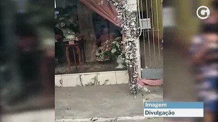 Idosa ganha festa de aniversário por vitrine em Itapemirim